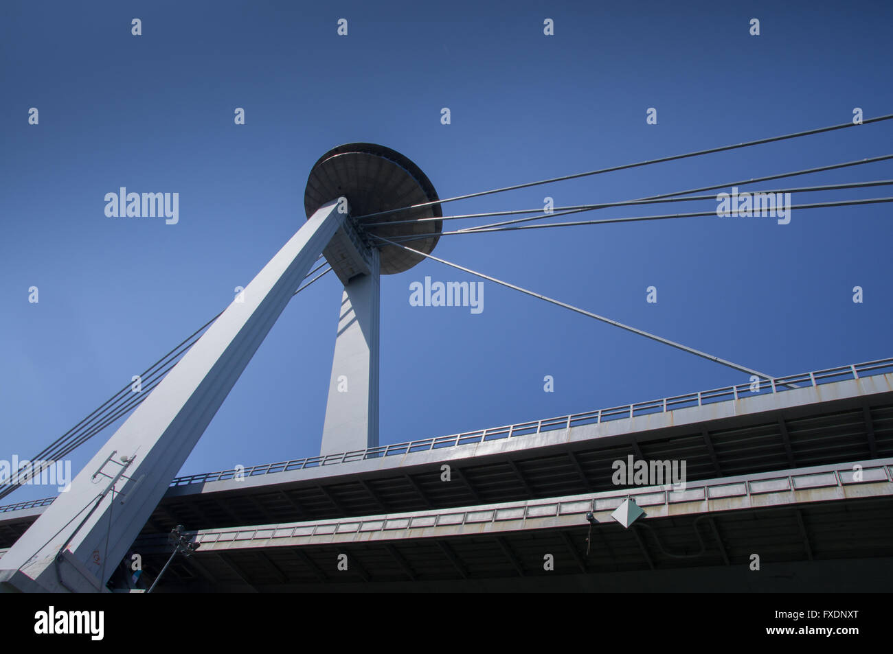 Pont d'OVNIS - vue de Bratislava Banque D'Images