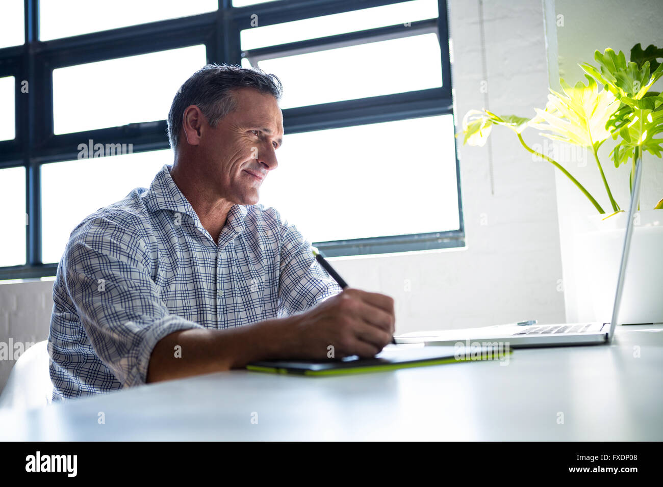L'homme travaillant sur sa tablette graphique Banque D'Images