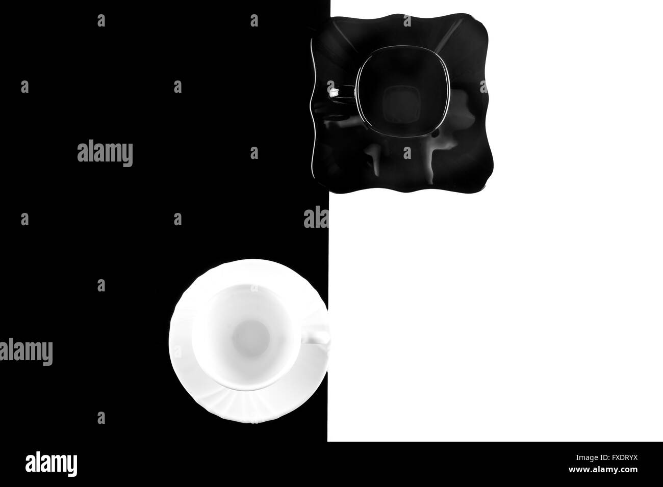 Les tasses de café noir et blanc avec des plaques Banque D'Images Les tasses de café noir et blanc avec des plaques Banque D'Images