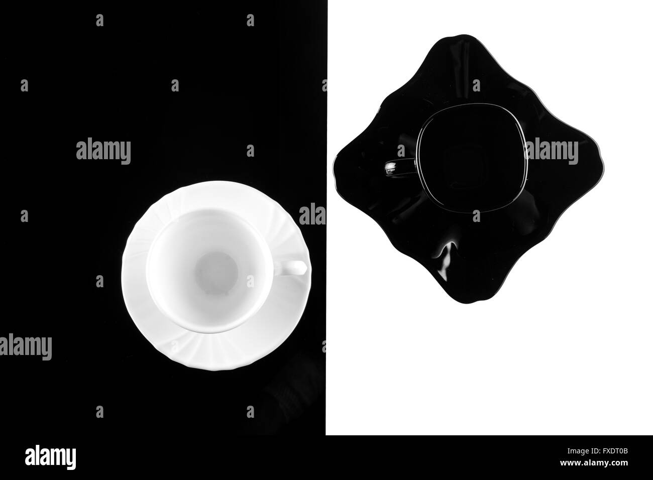 Les tasses de café noir et blanc avec des plaques Banque D'Images Les tasses de café noir et blanc avec des plaques Banque D'Images
