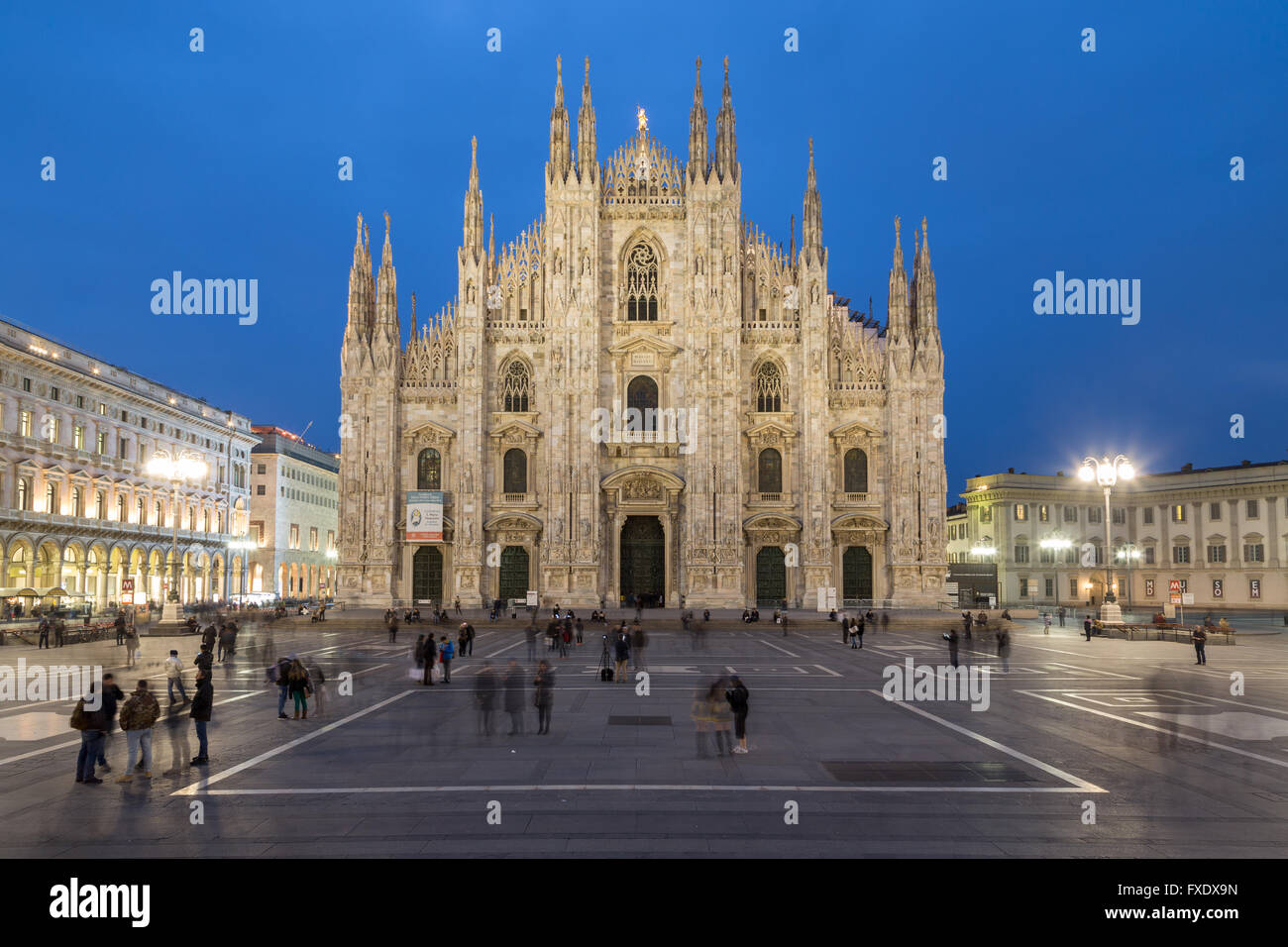 La cathédrale de Milan, la place de la cathédrale ou de la Piazza del Duomo, au crépuscule, Milan, Italie Banque D'Images