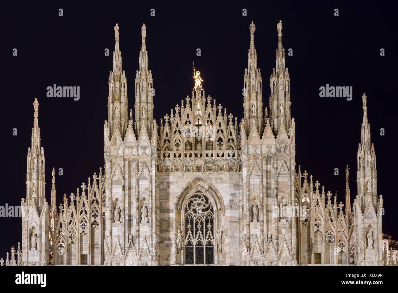 Pignon de la cathédrale de Milan dans la nuit, la Piazza del Duomo, Milan, Italie Banque D'Images