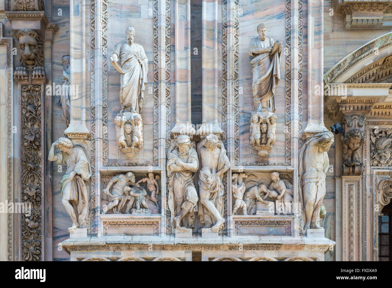 Sculptures sur la façade en marbre, la cathédrale de Milan, Piazza del Duomo, Milan, Italie Banque D'Images