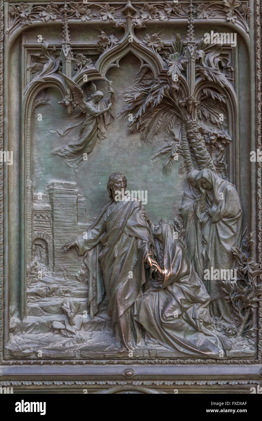 Sculptures en bronze à l'entrée du portail de la cathédrale de Milan, Piazza del Duomo, Milan, Italie Banque D'Images