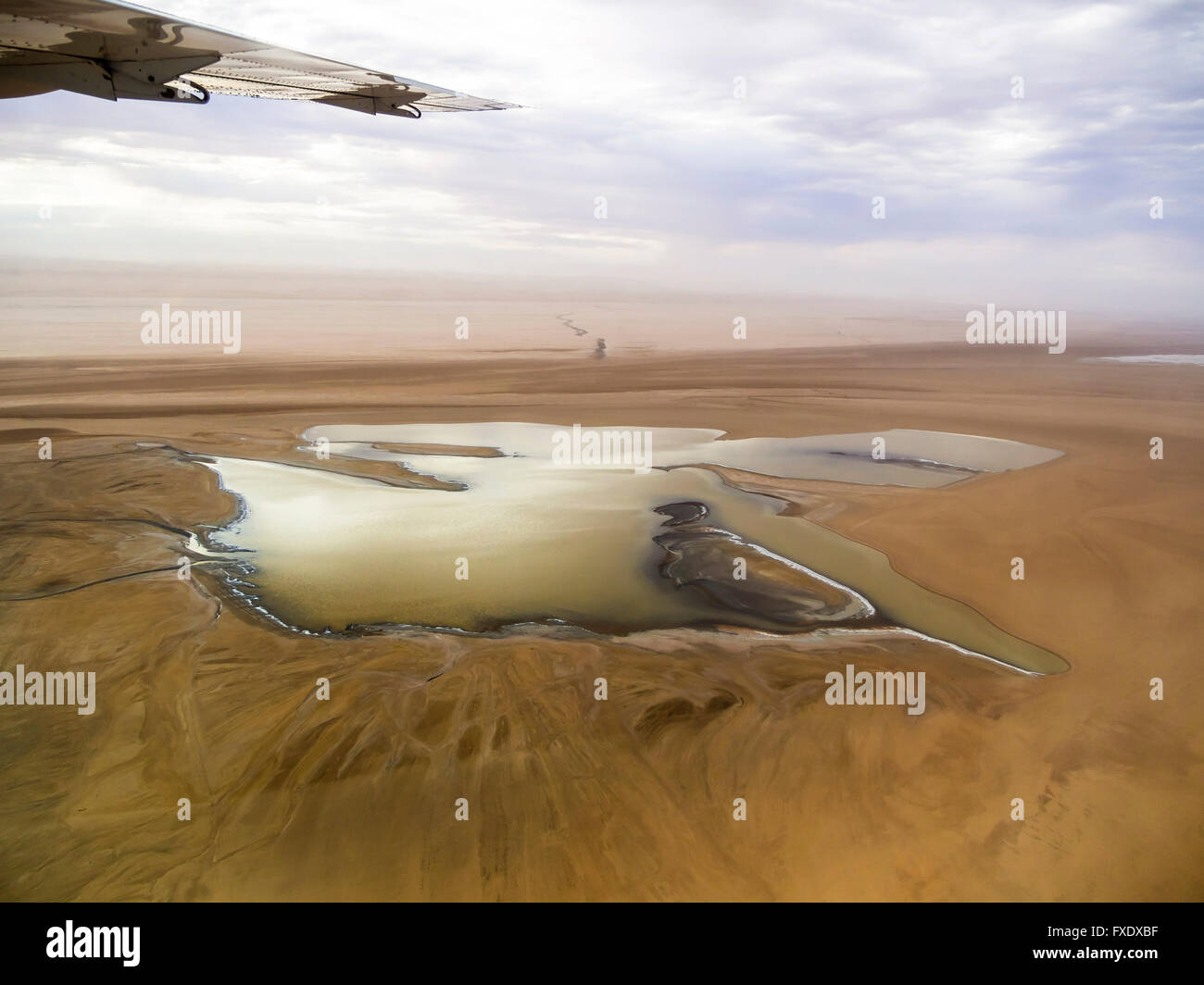 Vue aérienne, basse dunes côtières avec salt lake, à Walvis Bay, Namib, Namibie Banque D'Images