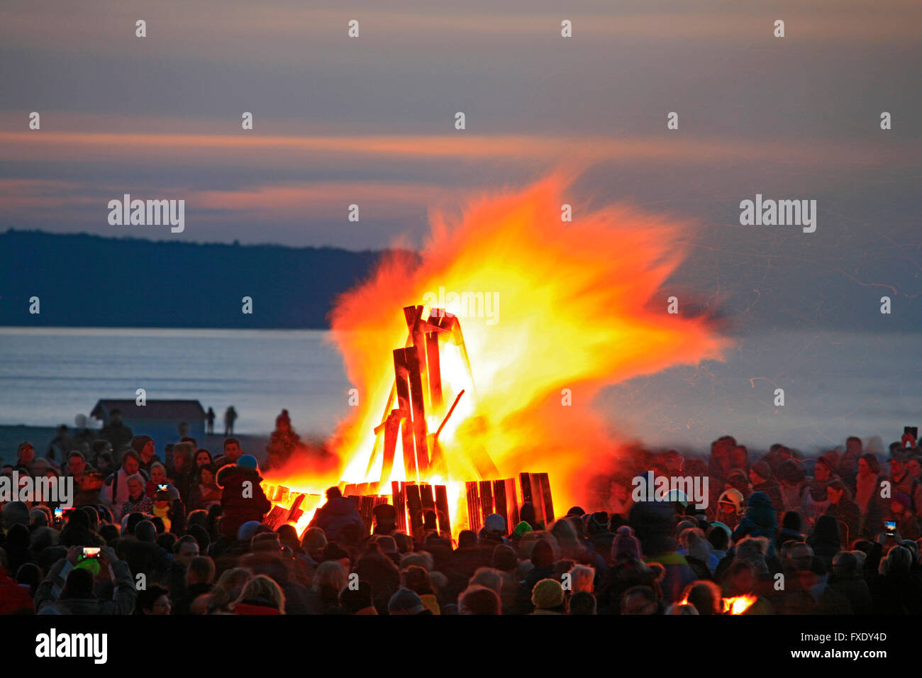 Feu de Pâques sur la plage, Warnemünde, Mecklembourg-Poméranie-Occidentale, Allemagne Banque D'Images