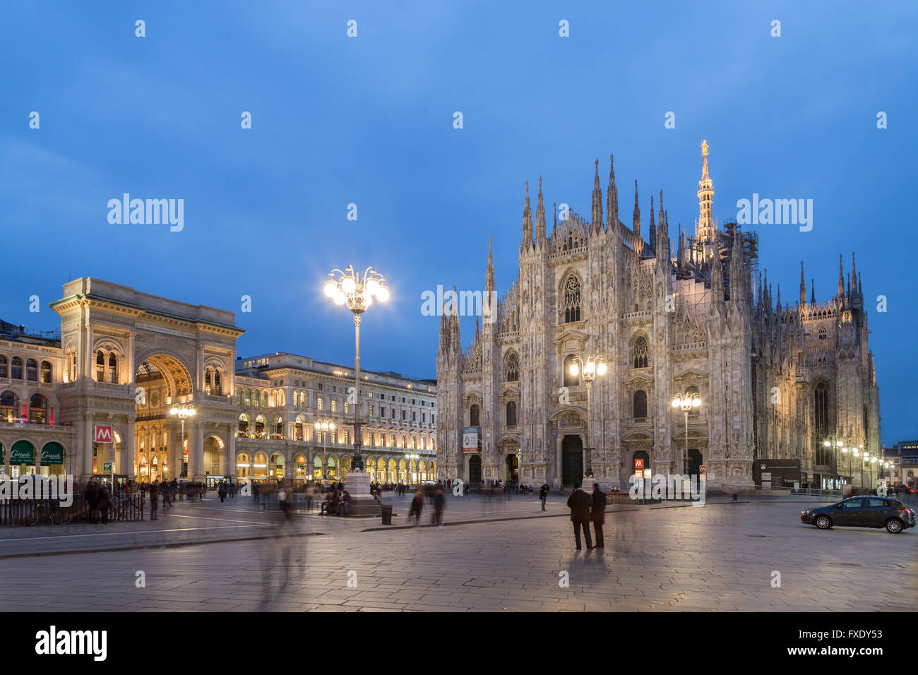 Galerie Vittorio Emanuele II et la cathédrale de Milan, la place de la cathédrale ou de la Piazza del Duomo à duskMilan, Italie Banque D'Images