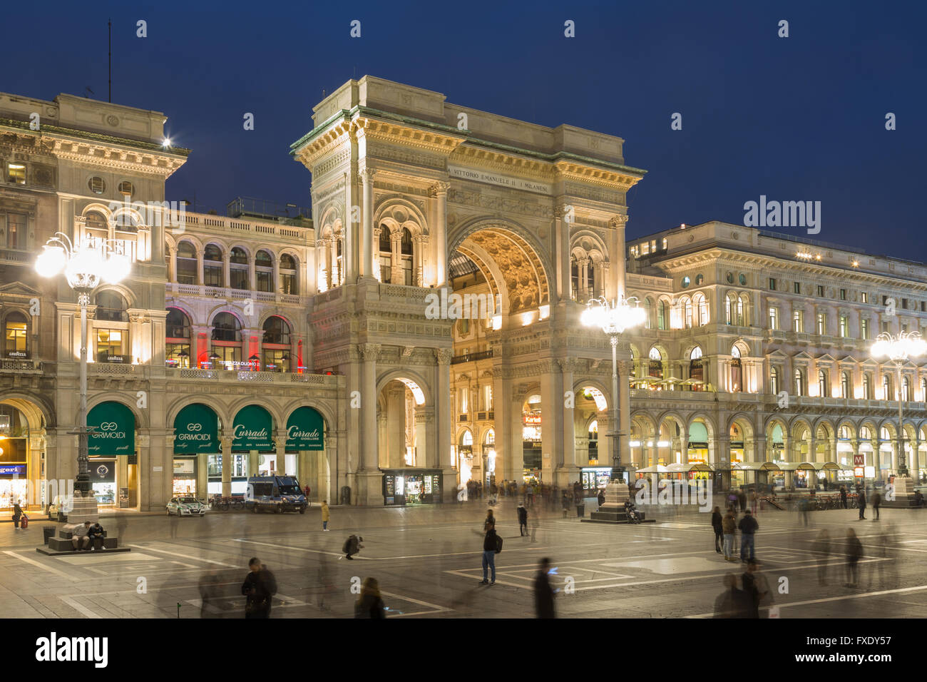 Galleria Vittorio Emanuele II, Place de la cathédrale ou de la Piazza del Duomo, au crépuscule, Milan, Italie Banque D'Images