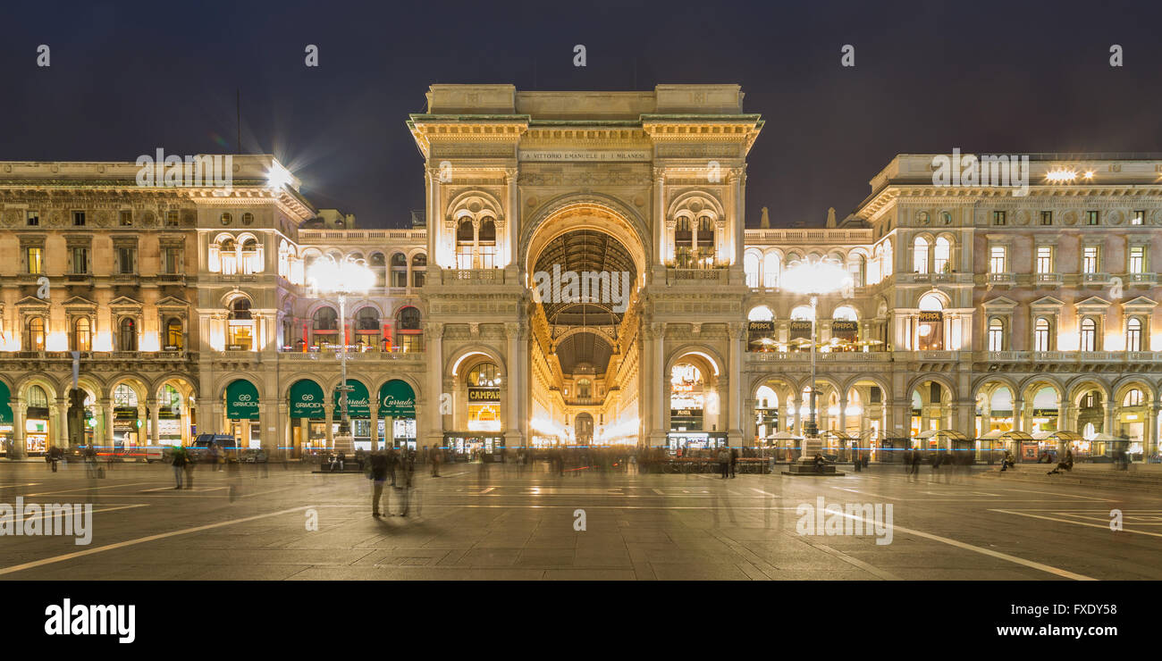 Galleria Vittorio Emanuele II, Place de la cathédrale ou de la Piazza del Duomo de nuit, Milan, Italie Banque D'Images