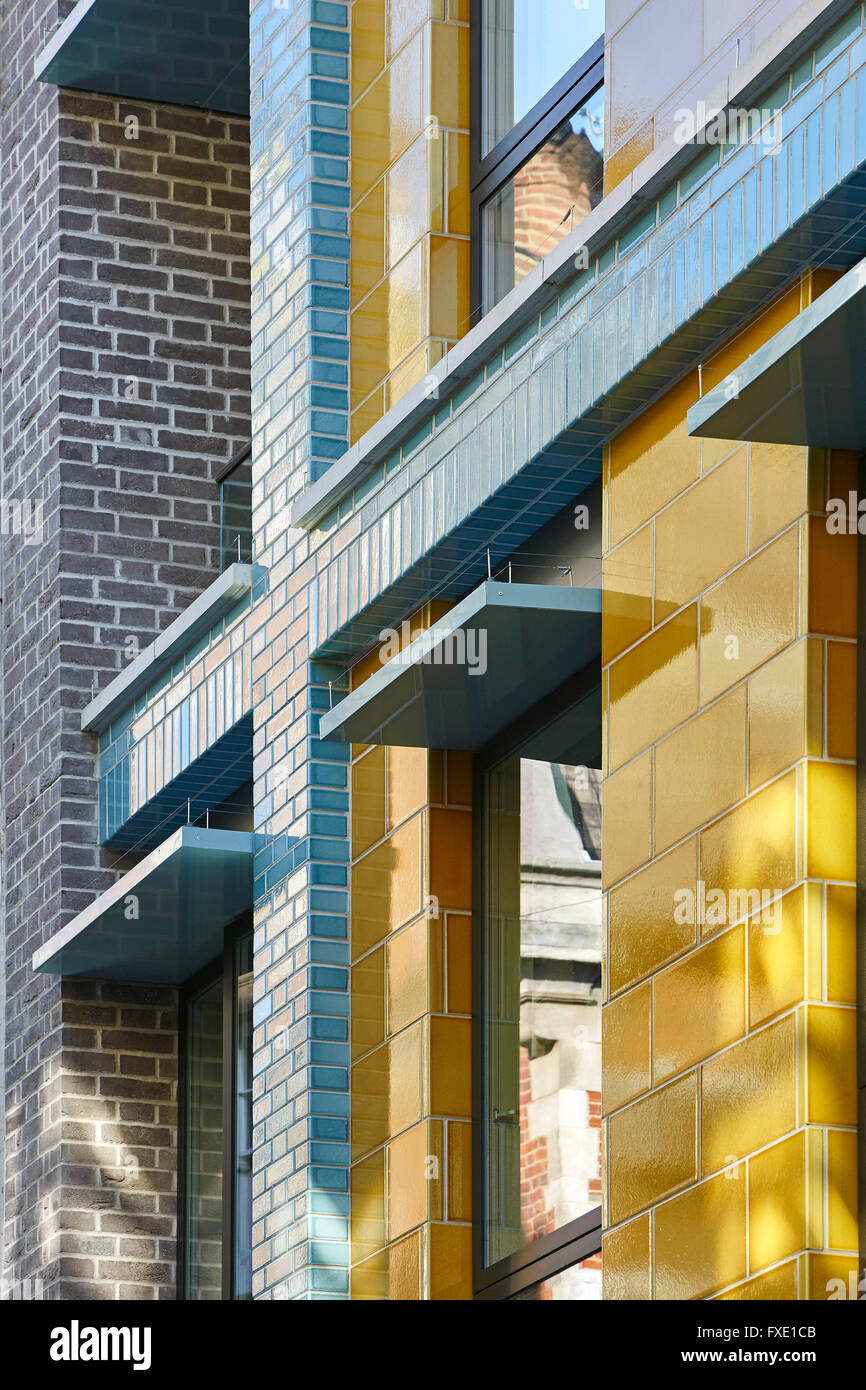 La maçonnerie, la brique vernissée colorée et fenêtre révèle. 36 Carnaby Street Carnaby  + Court, London, Royaume-Uni. Architecte : Rolfe Banque D'Images