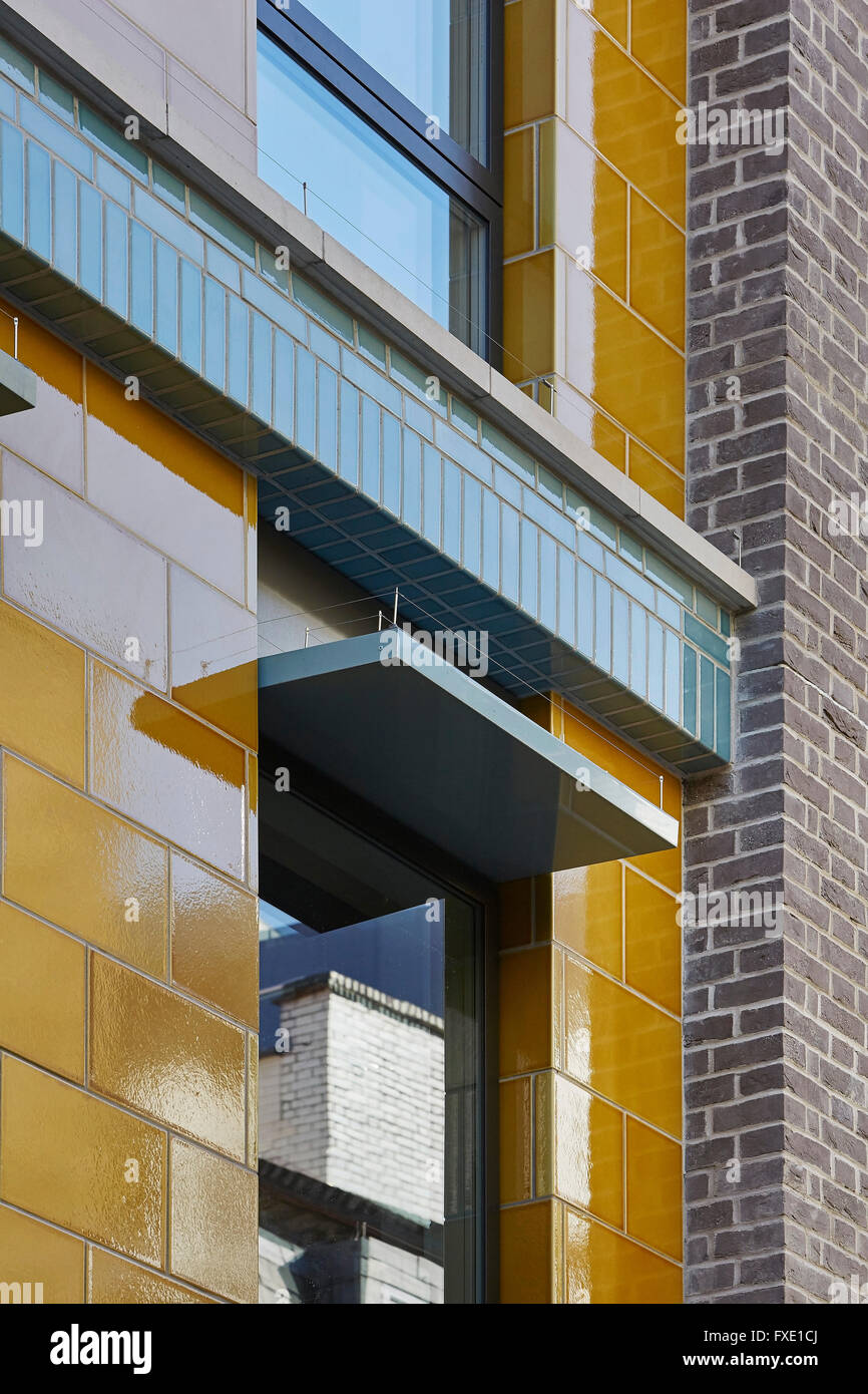 La maçonnerie, la brique vernissée colorée et fenêtre révèle. 36 Carnaby Street Carnaby  + Court, London, Royaume-Uni. Architecte : Rolfe Banque D'Images