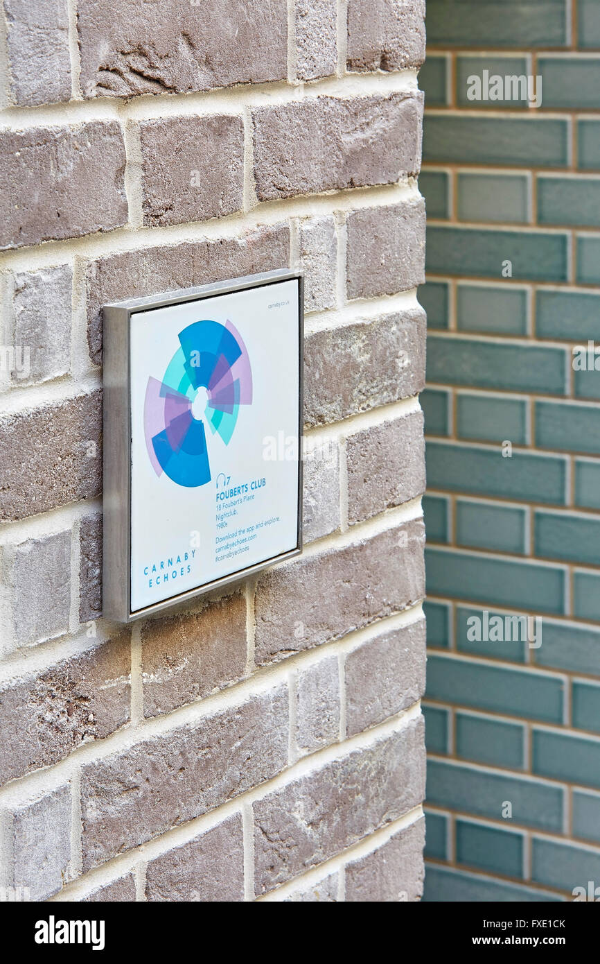 Détail façade plaque avec le nom de l'entreprise. 36 Carnaby Street Carnaby  + Court, London, Royaume-Uni. Architecte : Rolfe Judd Ltd, 201 Banque D'Images