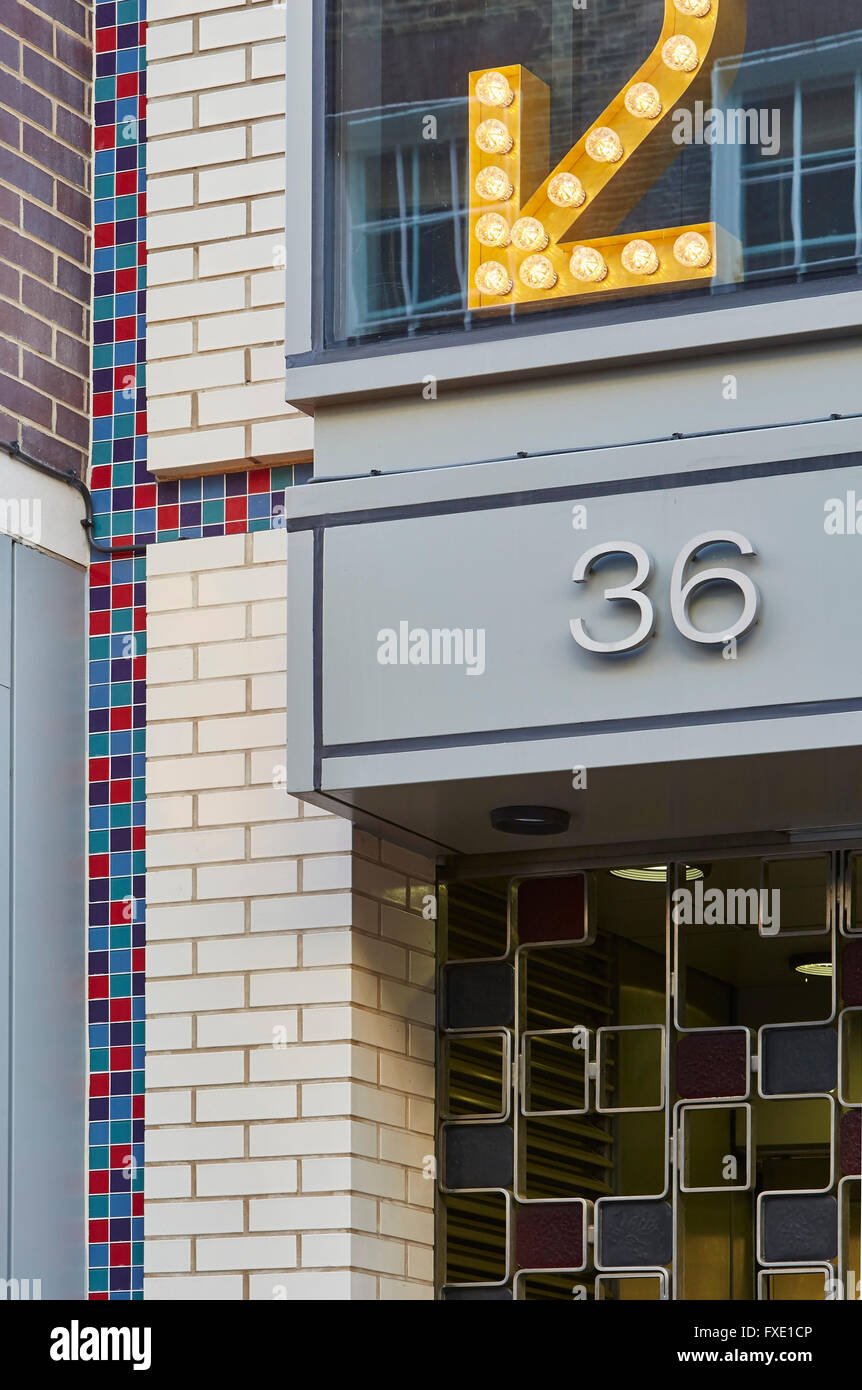 La façade extérieure de carrelage en mosaïque et de la maçonnerie. 36 Carnaby Street Carnaby  + Court, London, Royaume-Uni. Architecte : Rolfe Jud Banque D'Images