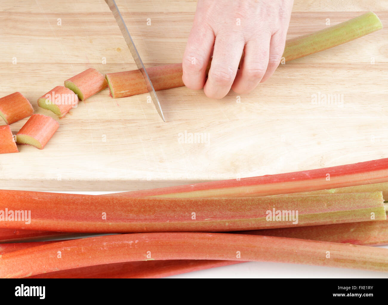 La rhubarbe couper les mains dans la cuisine Banque D'Images