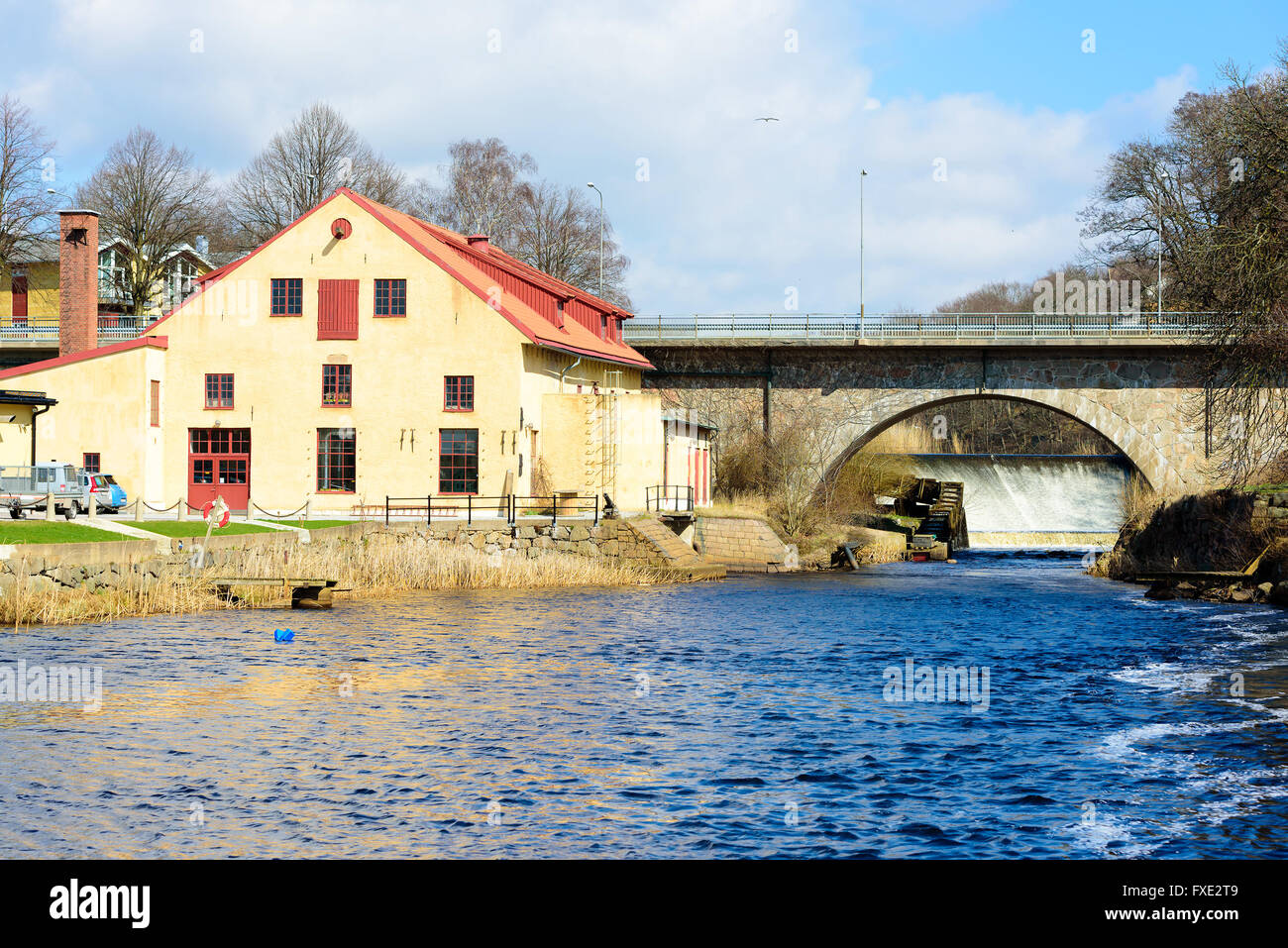 Kivik, Suède - 7 Avril 2016 : Le vieux moulin et pont de pierre en sont à la fois au patrimoine mondial de l'UNESCO Port naval de Banque D'Images