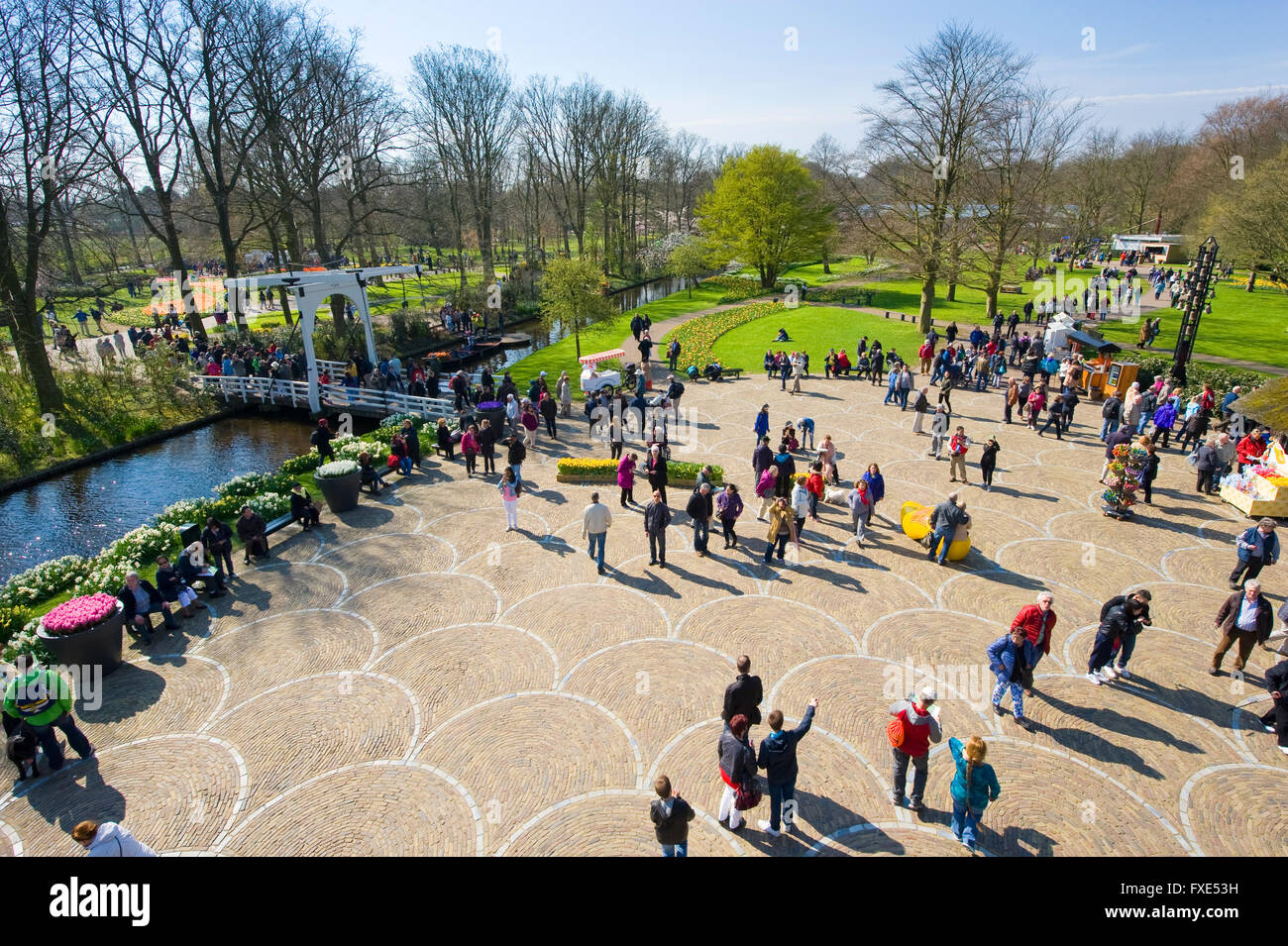 Les touristes visitent 'Keukenhof' au printemps. C'est un jardin de fleurs populaires avec plus d'un million de visiteurs par an. Banque D'Images