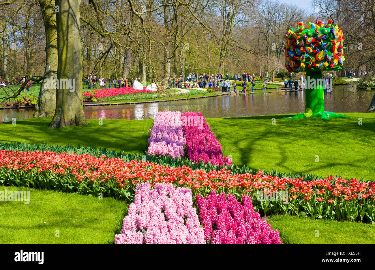 Le Keukenhof est un jardin de fleurs populaires qui est visité par un million de touristes de partout dans le monde. Banque D'Images