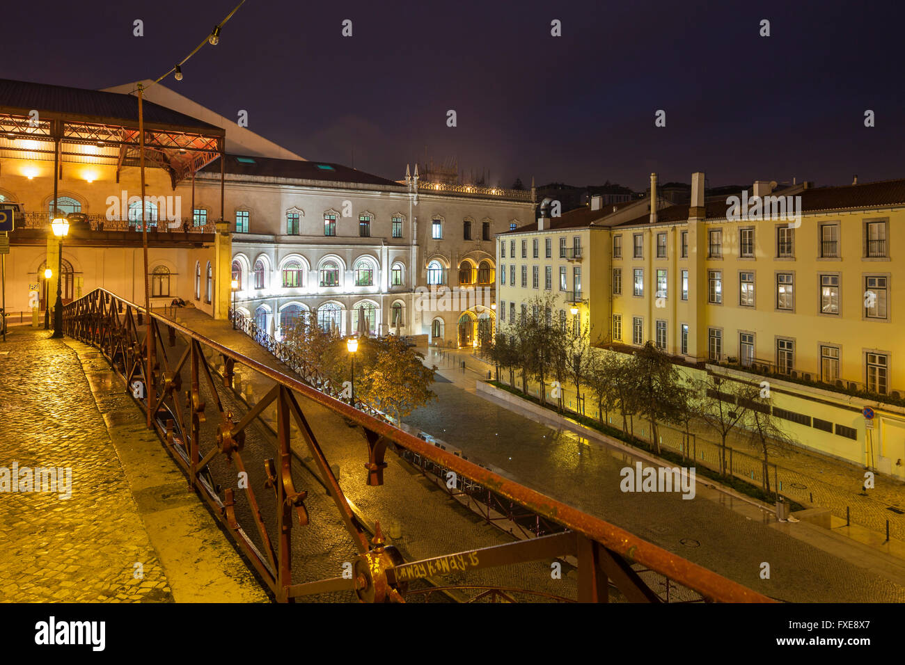 La gare du Rossio de nuit, Lisbonne, Portugal. Banque D'Images