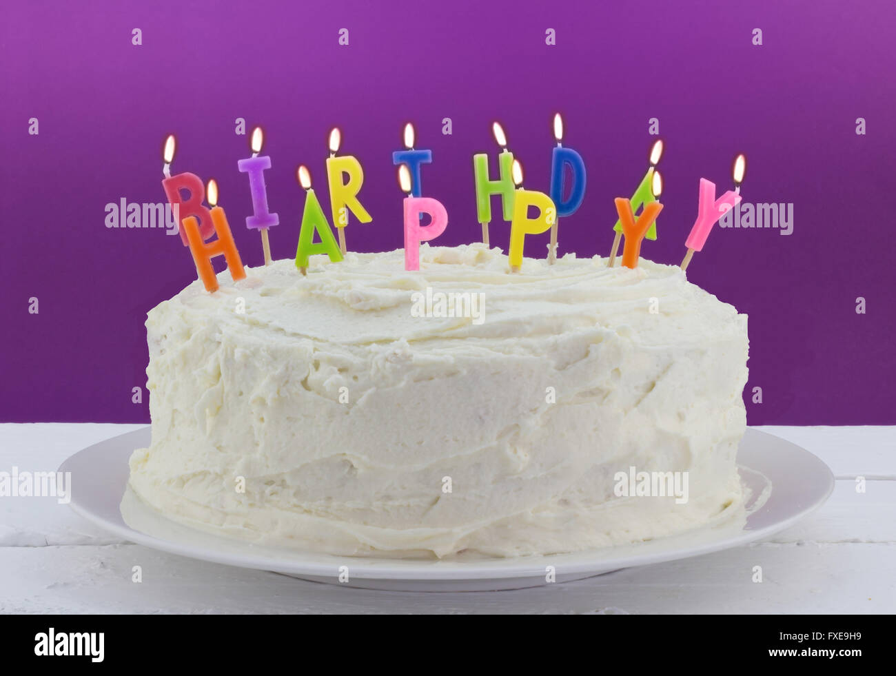 Gateau D Anniversaire Sur Tableau Blanc Avec Des Bougies Photo Stock Alamy