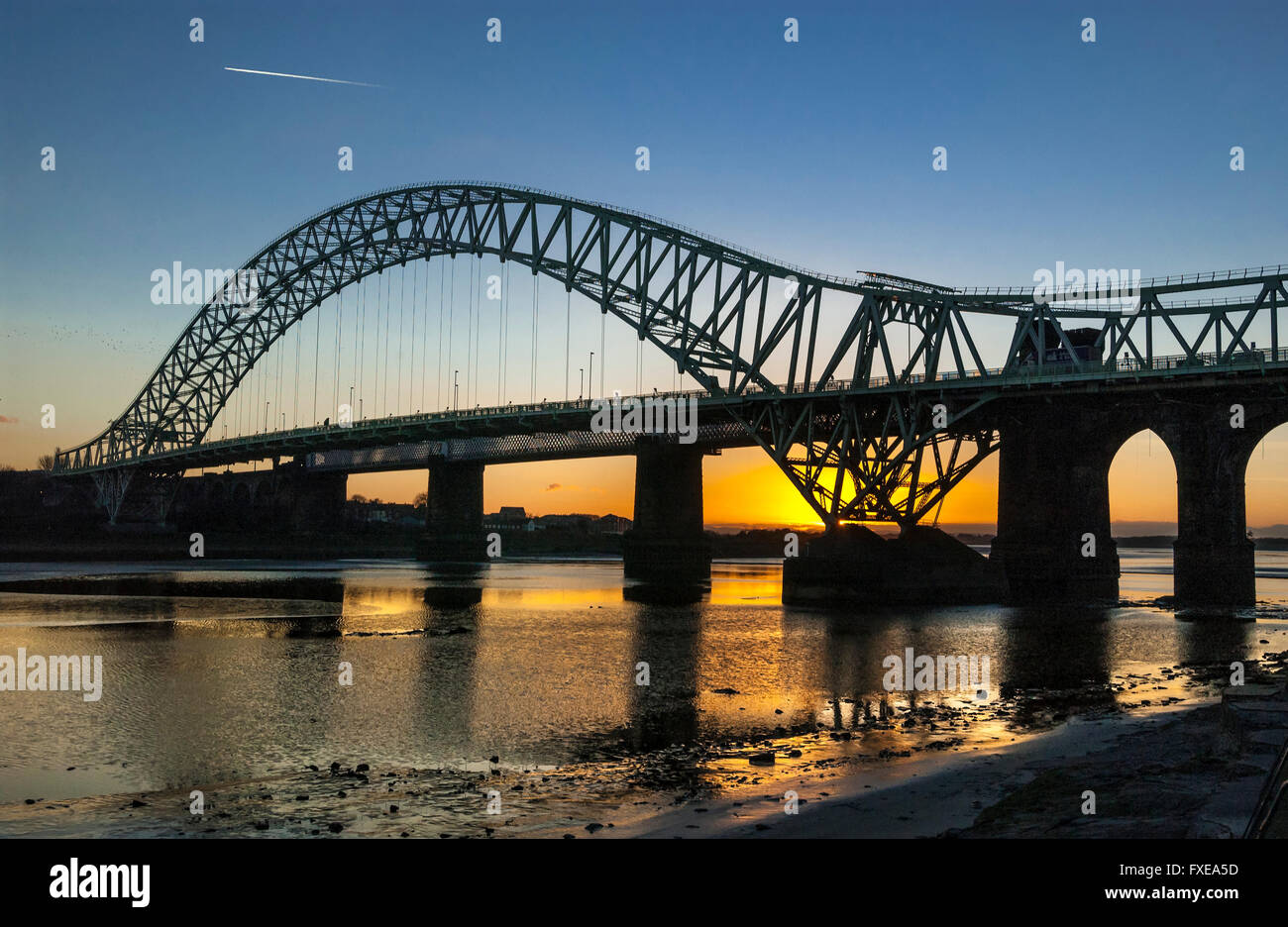 Le Queensway bridge sur la rivière Mersey de Widnes à Runcorn. Cheshire nord-ouest de l'Angleterre. Coucher du soleil Banque D'Images