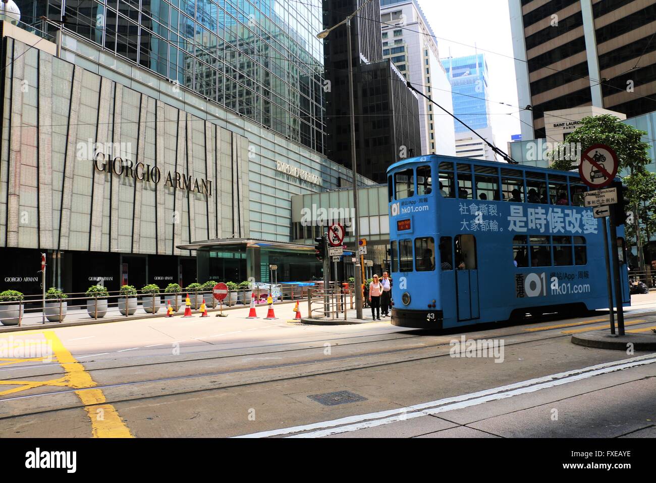 Le tram bleu en face de Giorgio Armani shop dans cetral, hong kong. Banque D'Images