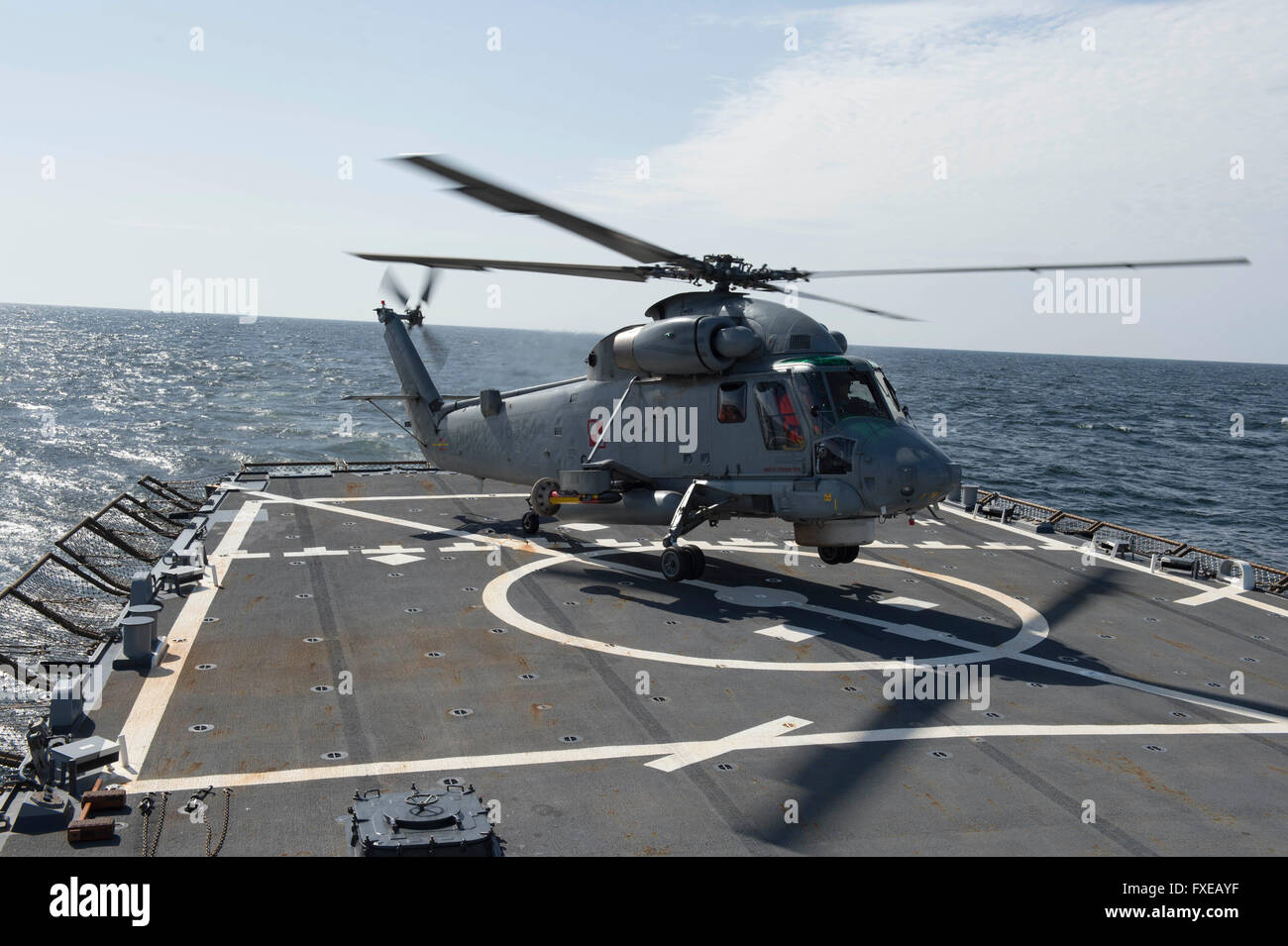 Un hélicoptère SH-2G (à bord de la marine américaine de la classe Arleigh Burke destroyer lance-missiles USS Donald Cook lors d'opérations le 11 avril 2016 dans la mer Baltique. Banque D'Images