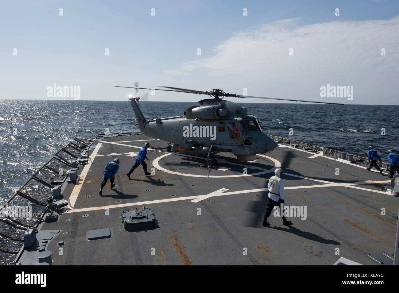 Un hélicoptère SH-2G (à bord de la marine américaine de la classe Arleigh Burke destroyer lance-missiles USS Donald Cook lors d'opérations le 11 avril 2016 dans la mer Baltique. Banque D'Images