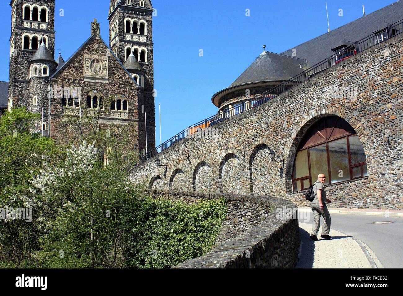 Clervaux. 21 avril 2009. Balades touristiques à l'entrée de l'église paroissiale de 1910 à Clervaux. Luxembourg Banque D'Images