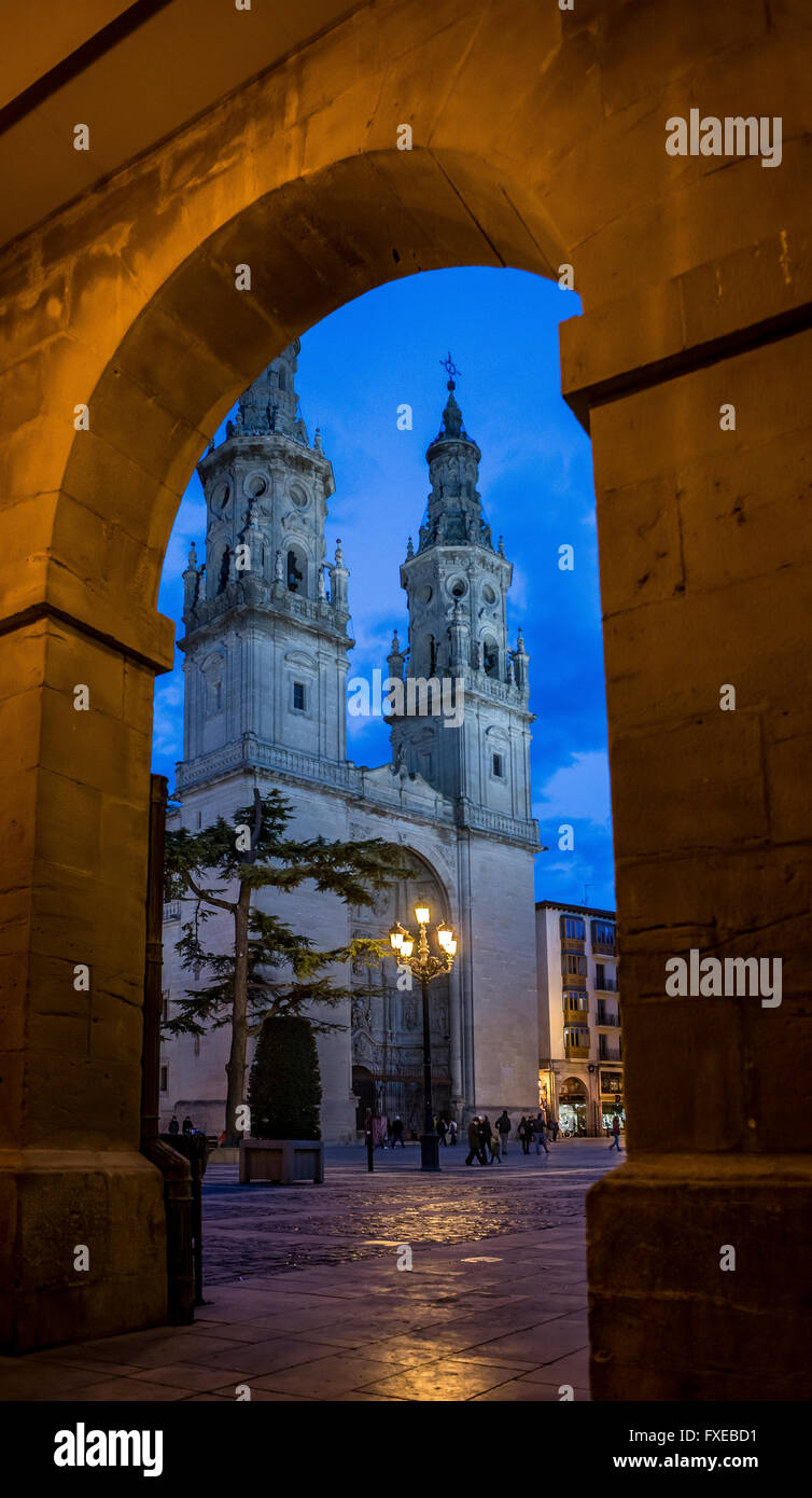 Co-cathédrale de Santa Maria de la Redonda at nigh dans Plaza del Mercado square. Logrono Espagne Rioja Banque D'Images