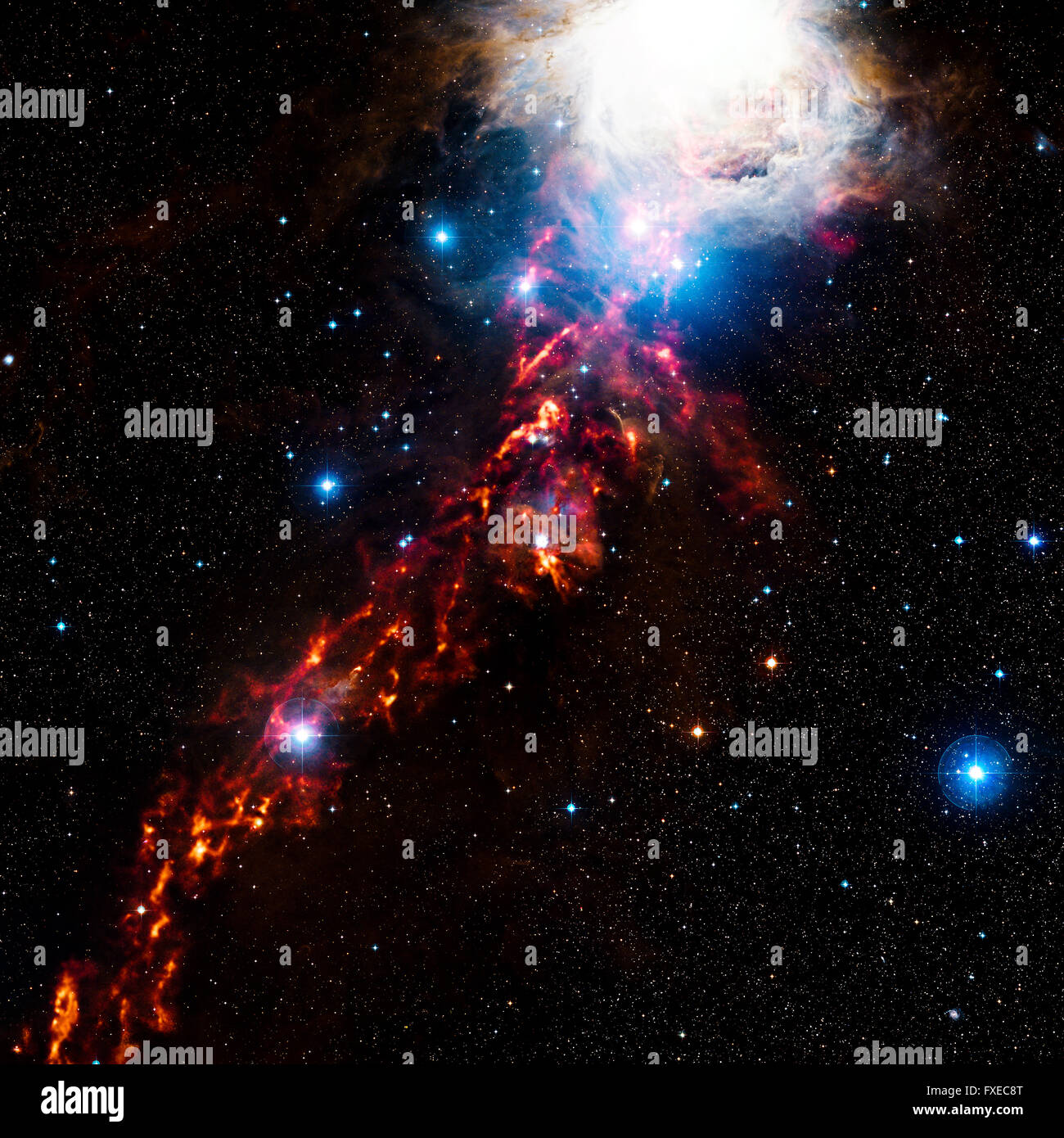 Étoile nébuleuse, belle et colorée dans l'espace d'explosifs Banque D'Images