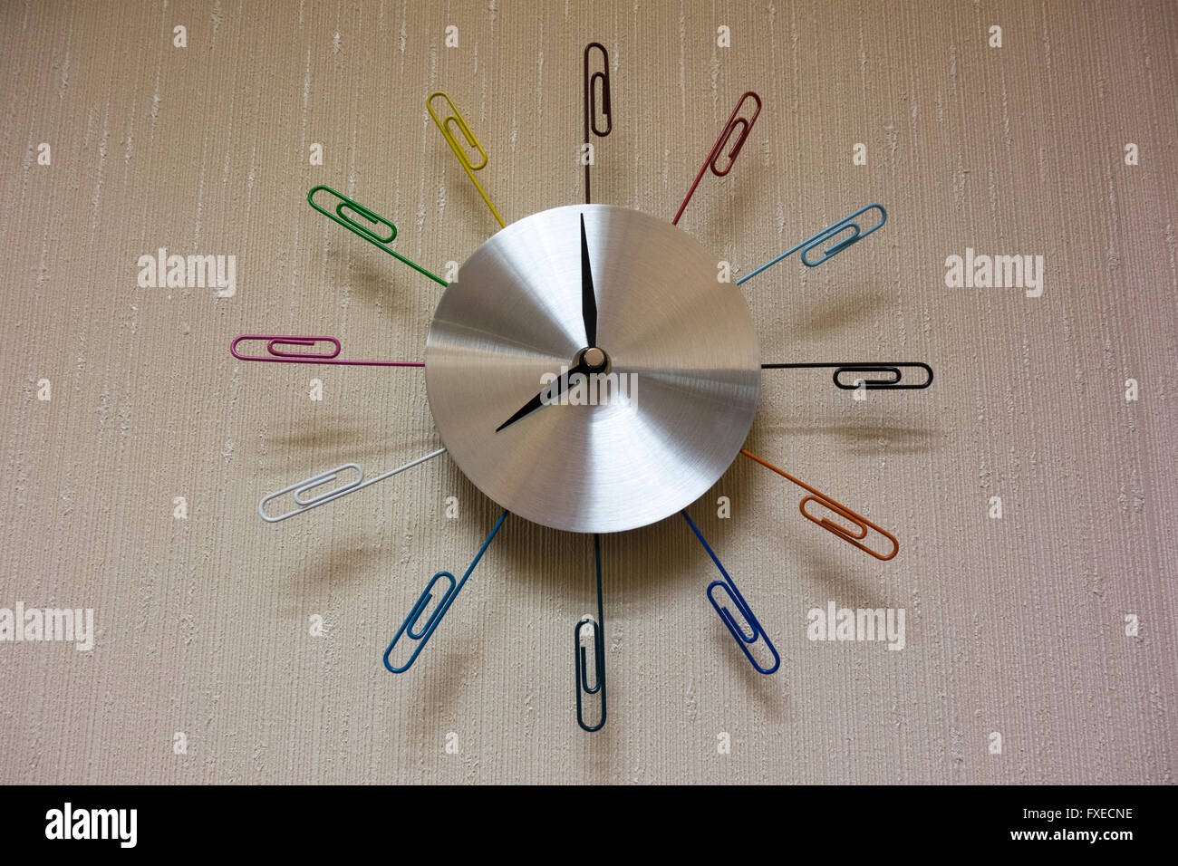 Une photo d'un trombone réveil sur un mur de bureau Banque D'Images