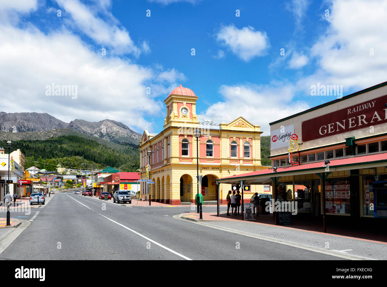 Orr Street, rue principale de Queenstown avec le bâtiment du bureau de poste historique, Tasmanie, TAS, Australie Banque D'Images