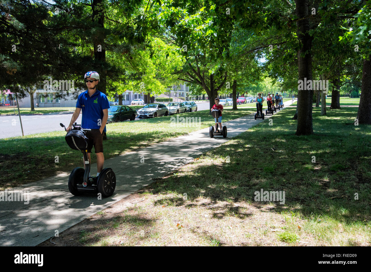 Un groupe de personnes à cheval sur l'équilibre à deux roues motrices de scooters électriques, Canberra, Territoire de la capitale de l'Australie, ACT, Australie Banque D'Images