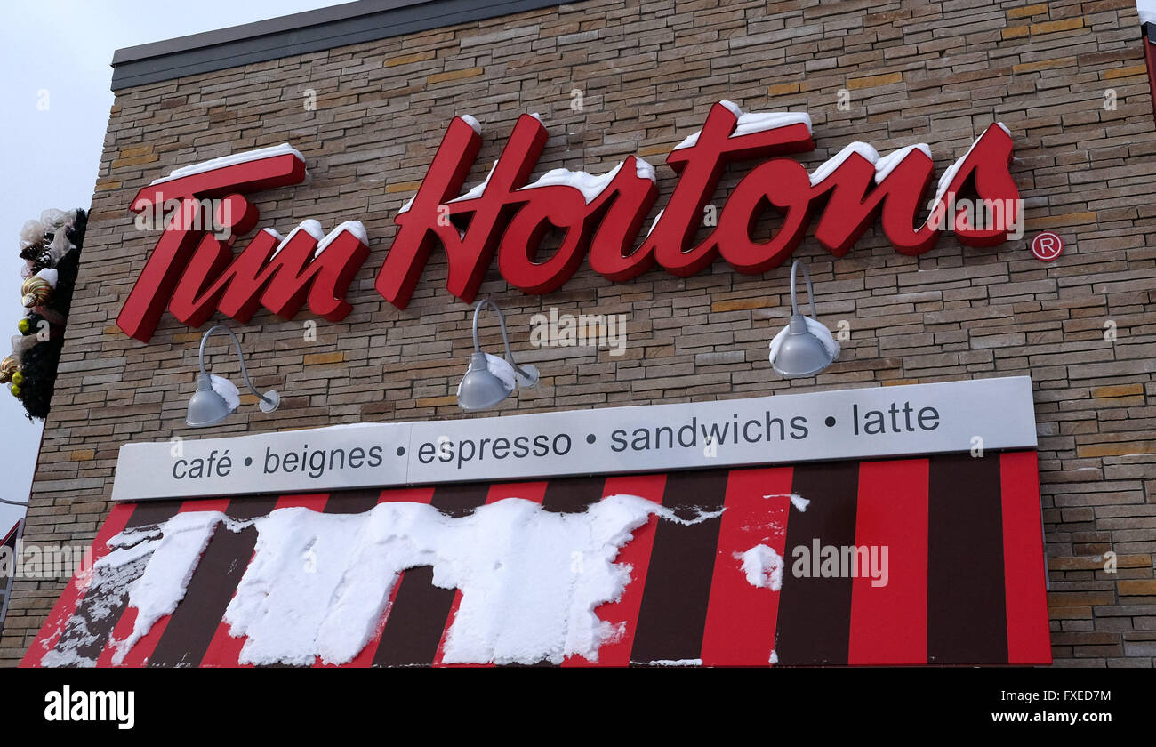 Un signe de la chaîne du café Tim Hortons au Québec au Canada Banque D'Images