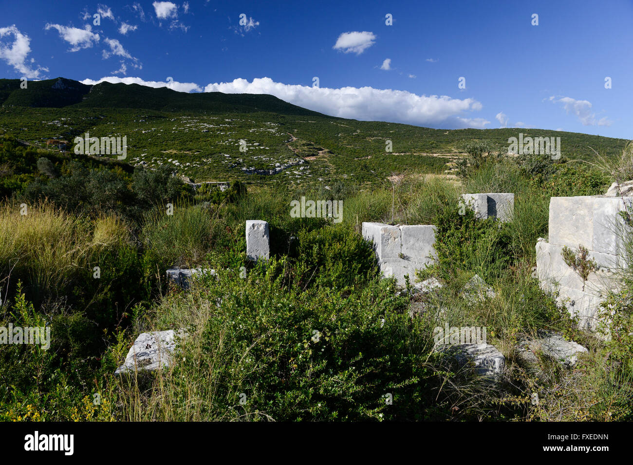 TURQUIE Antakya, vue sur la montagne Musa Dagh, environ 4000 villageois arméniens de sept villages ont fui pendant le génocide 1915 dans la première guerre mondiale sur la montagne de 1355 mètres de haut Musa Dagh et ont lutté pendant 40 jours contre l'expulsion par les ottomans , de nombreux Arméniens sont morts dans la bataille et la faim, Mais à la fin les survivants ont été évacués par les navires de guerre français, beaucoup là où s'est réinstallée à Anjar au Liban, l'auteur autrichien Franz Werfel a publié 1933 le roman "les quarante jours de Musa Dagh" sur cet incident historique et le génocide, reste de la ruine de l'église arménienne Banque D'Images
