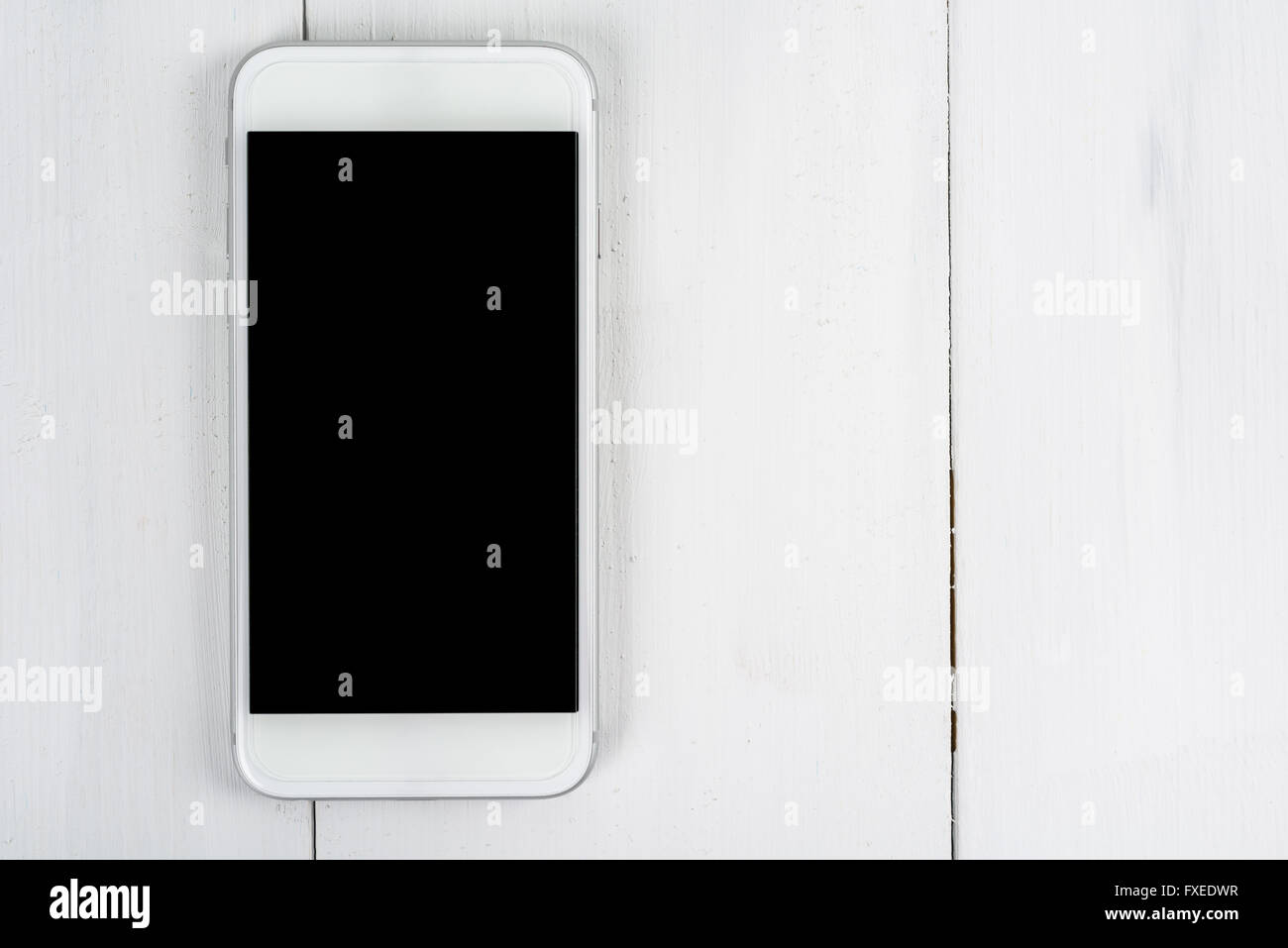 White Téléphone Mobile avec écran vide sur la table en bois Banque D'Images