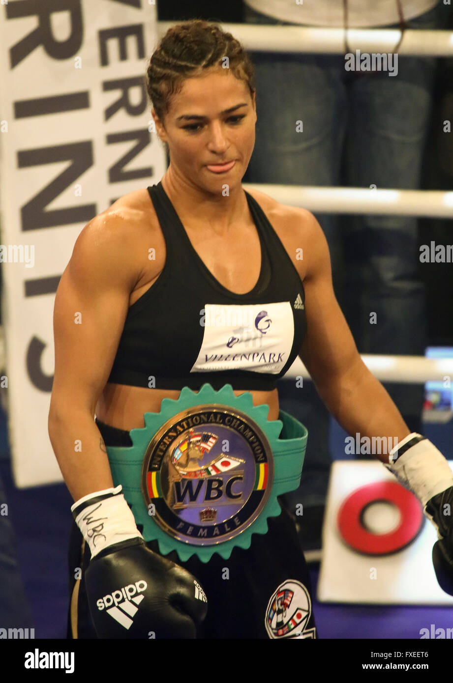 Mesdames boxing entre Ikram Kerwat (Allemagne) et Gina Chamie (Hongrie) pour le titre léger WBC vacant, Potsdam, Allemagne, avril 2016 Banque D'Images