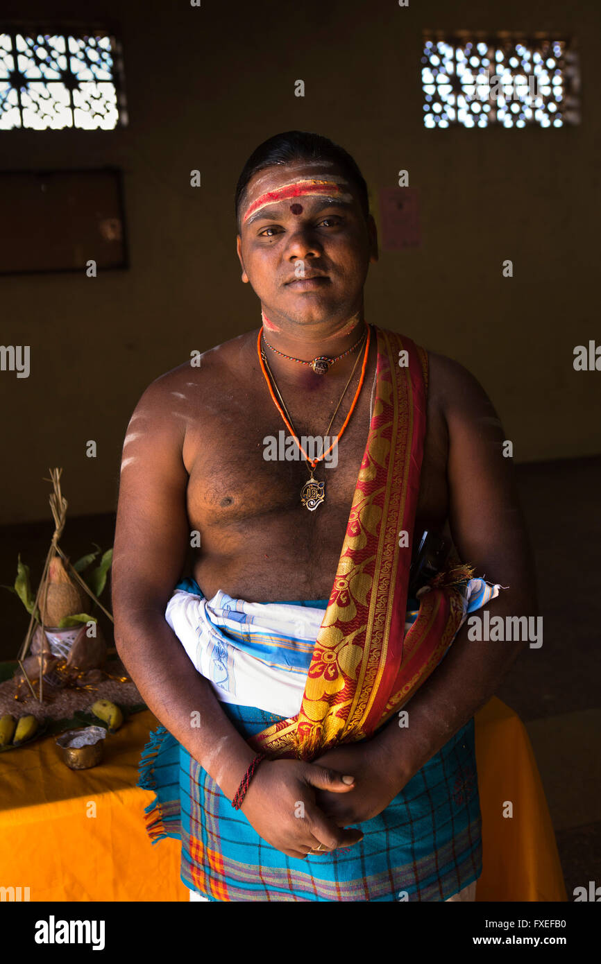 Sri Lanka, Nuwara Eliya, Thiruvetkattu Pedro de thé sri Muthu Mariyamman, prêtre du Temple Hindou Banque D'Images