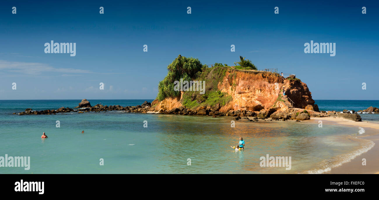 Sri Lanka, Mirissa, mère et fille se détendre dans la mer sur la plage tropicale idyllique au Parrot Rock Banque D'Images