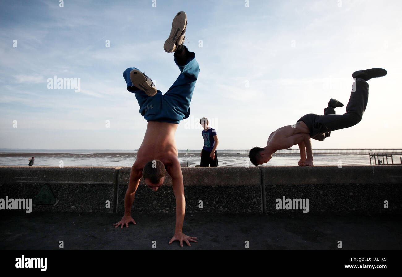 Les jeunes hommes à Margate parkour pratique, UK Banque D'Images