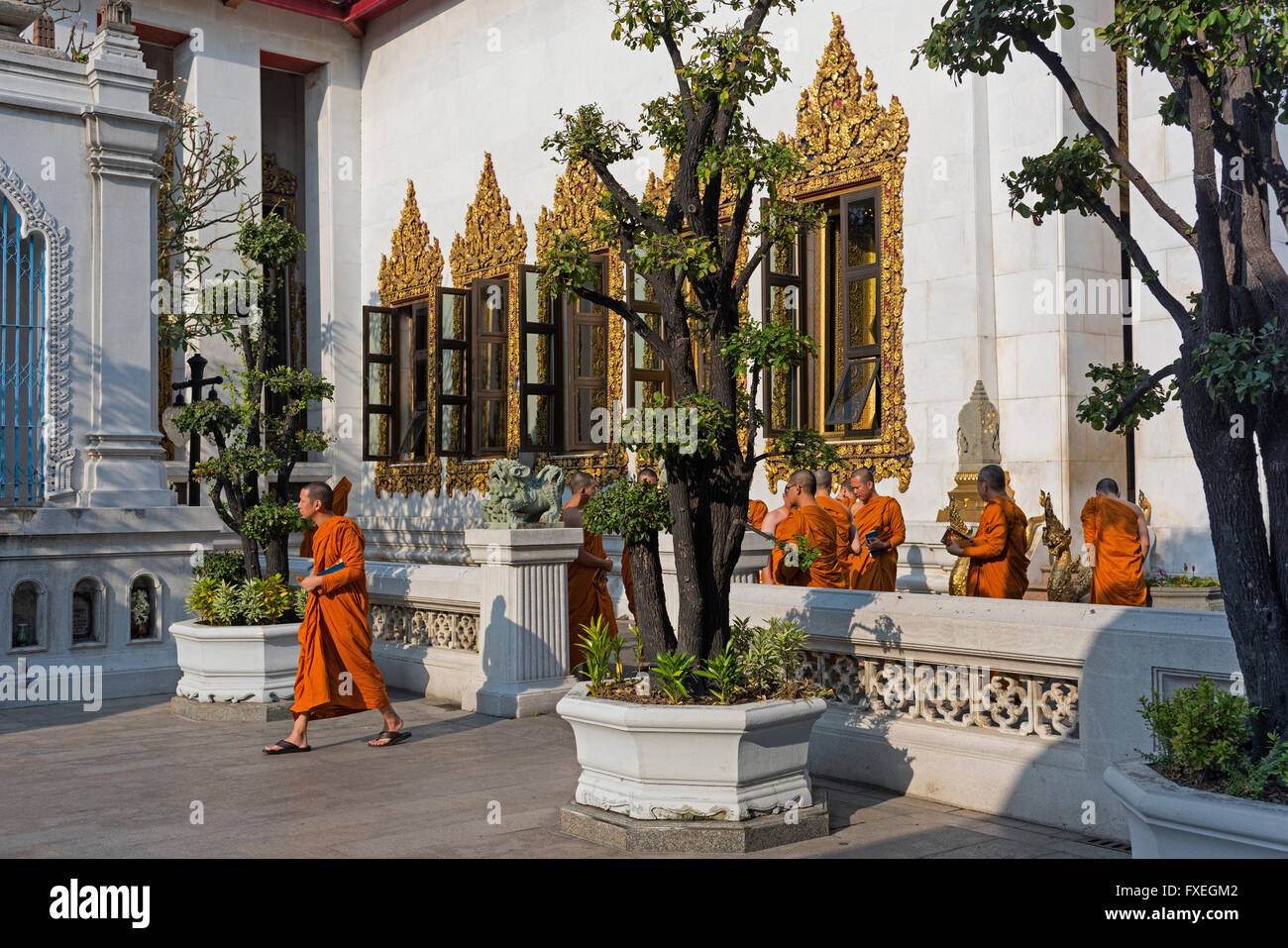 Moines au Wat Bowonniwet Thaïlande Bangkok Banglamphu Banque D'Images