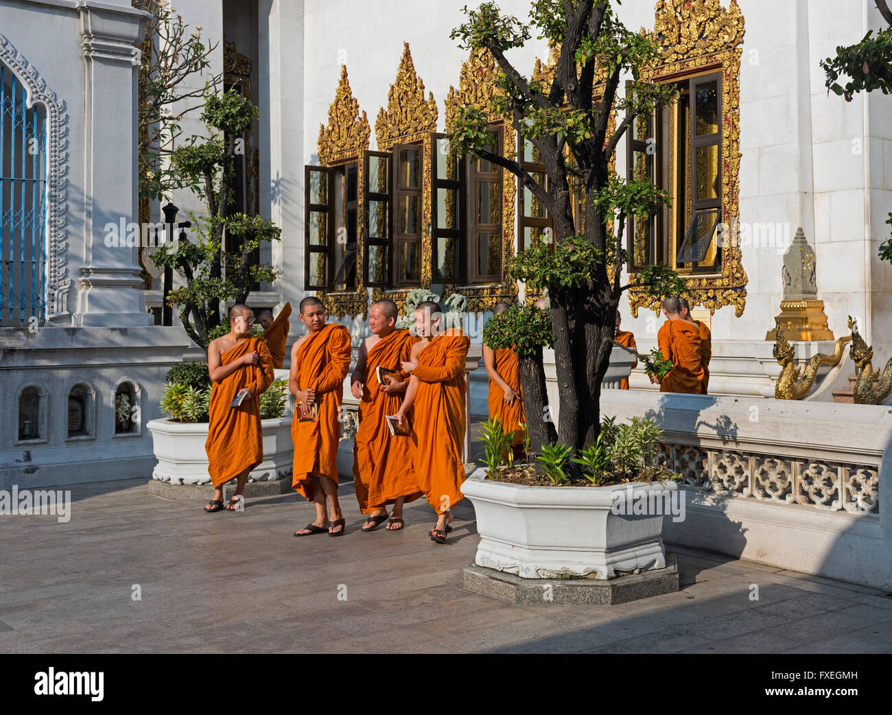 Moines au Wat Bowonniwet Thaïlande Bangkok Banglamphu Banque D'Images