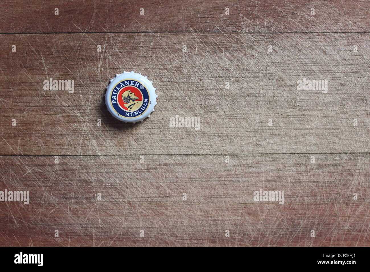 Bouchon de vase sur une Paulaner wood background Banque D'Images