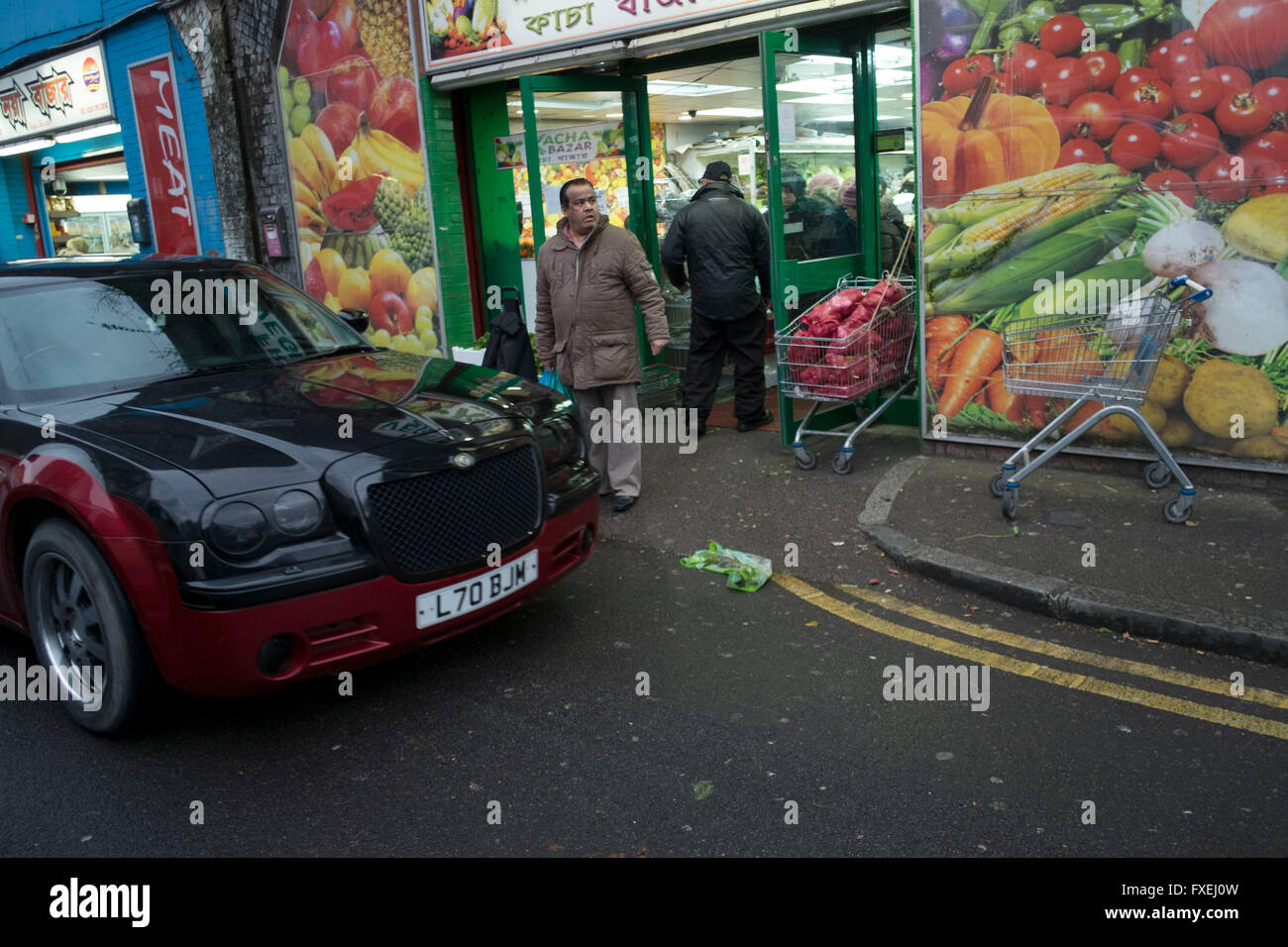 Scène qu'un marché de fruits et légumes à Shadwell, East London, England, UK. Ce domaine est au coeur de l'Asie et principalement de la communauté bangladaise dans le quartier multiculturel près de Whitechapel. Banque D'Images