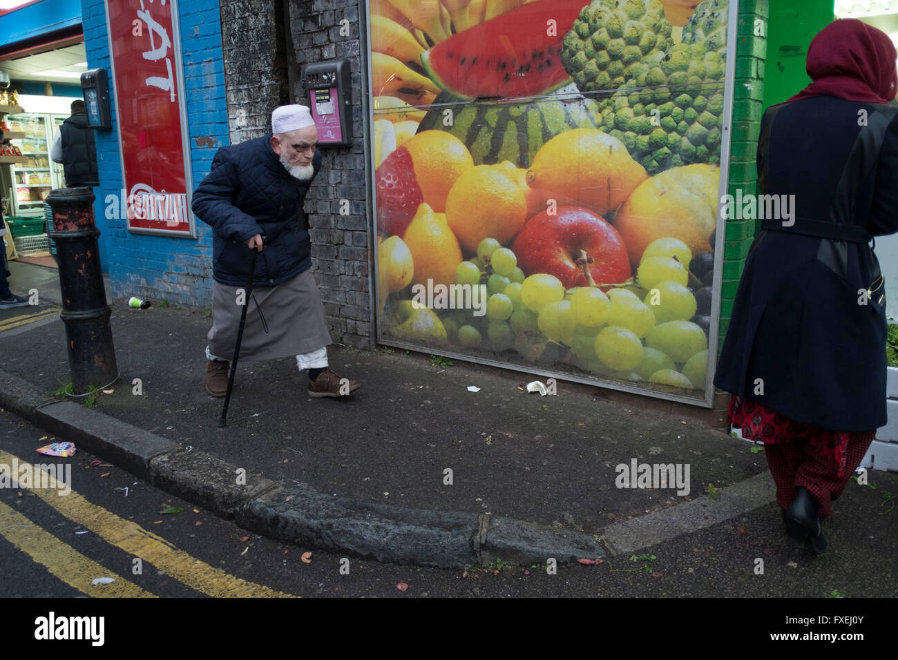 Scène qu'un marché de fruits et légumes à Shadwell, East London, England, UK. Ce domaine est au coeur de l'Asie et principalement de la communauté bangladaise dans le quartier multiculturel près de Whitechapel. Banque D'Images