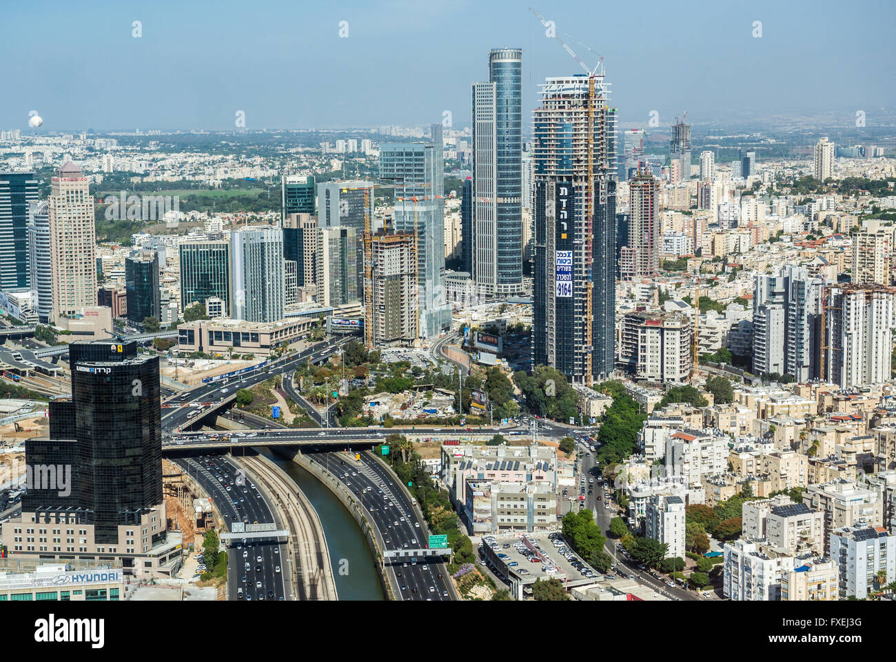 L'Autoroute Ayalon à Tel Aviv, Israël. Vue aérienne du Centre Azrieli au quartier d'affaires de Ramat Gan avec Moshe Aviv Tower Banque D'Images