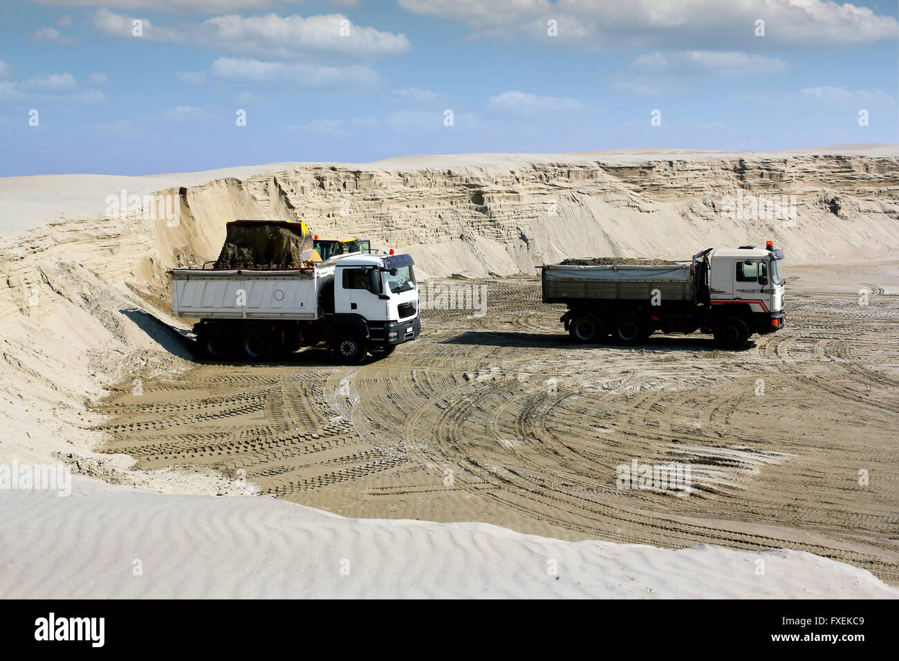 Chargement de camion avec le sable bulldozer Banque D'Images