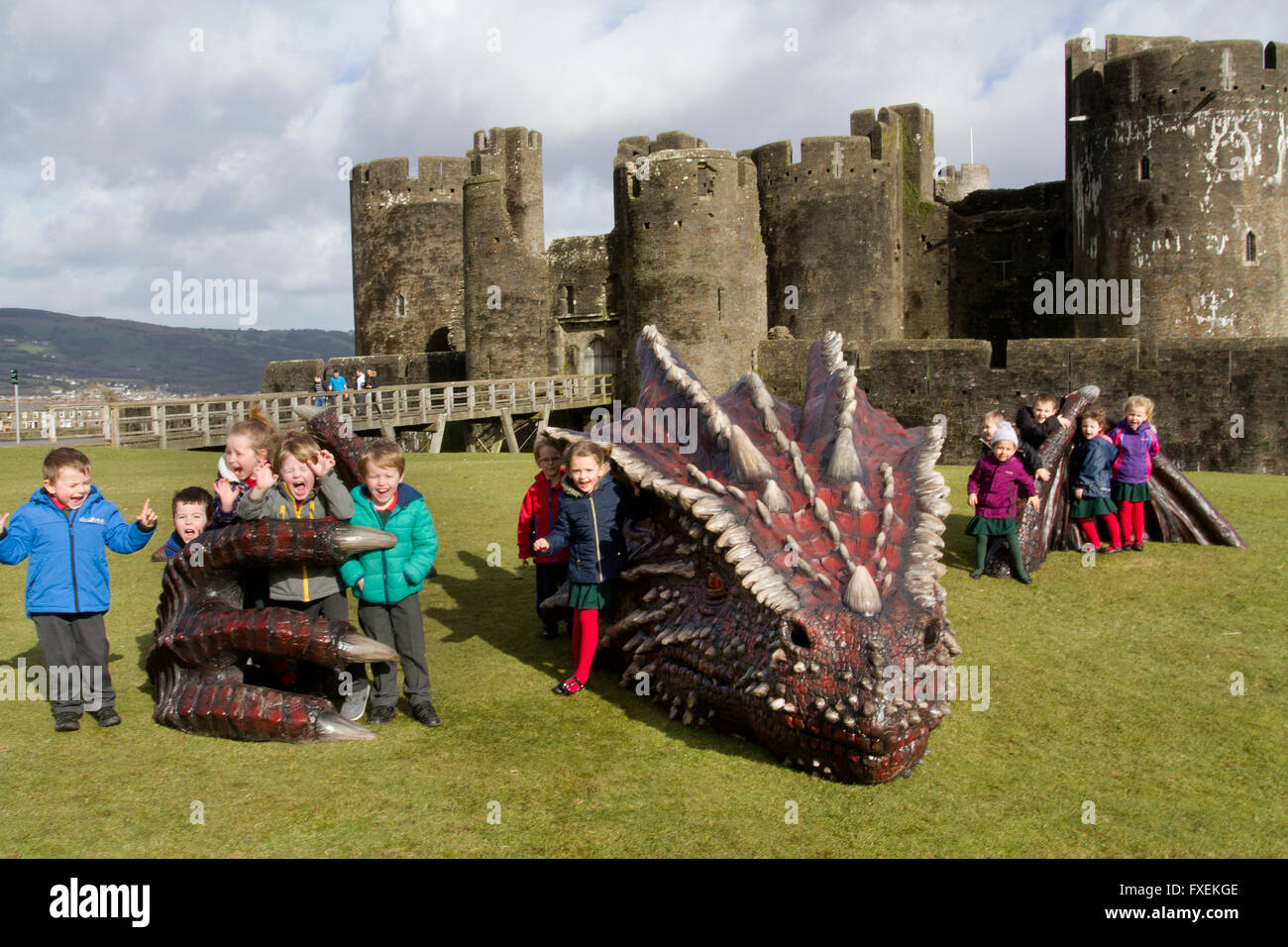 CAERPHILLY SOUTH WALES UK 2.Mars 2016 Cadw ont installé un dragon à Caerphilly Castle qui a été déplacé. Banque D'Images