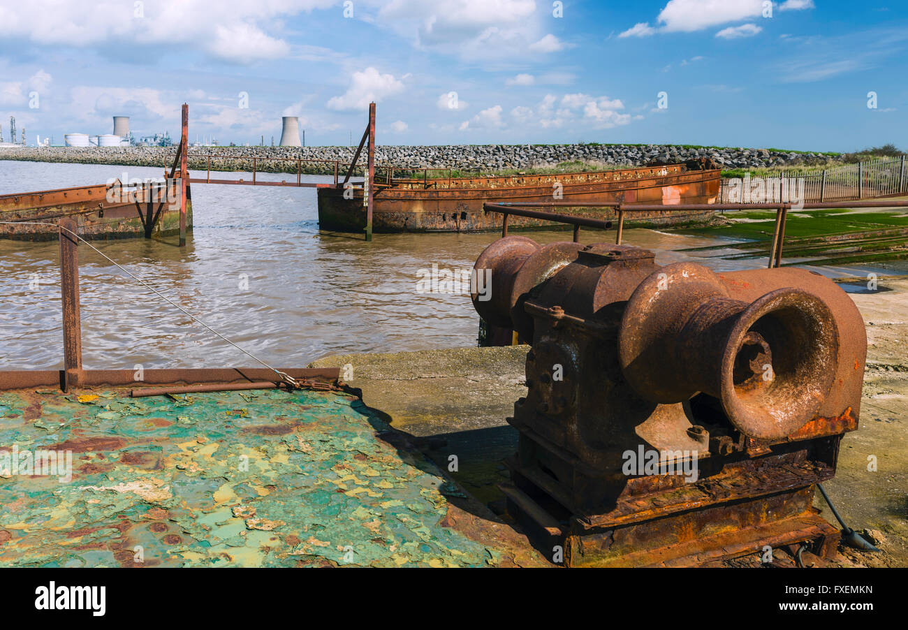 Machines de rouille et obsolète, abandonné bateaux de rivière échoué sur la vase de l'estuaire de la Humber banques à marée haute. Banque D'Images