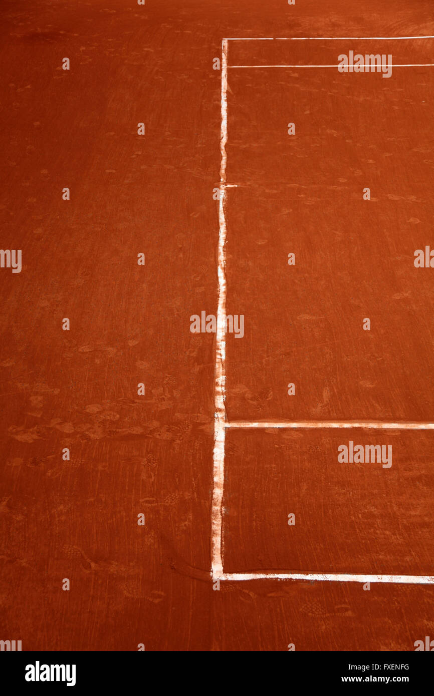C'est une photo d'un détail d'un cour de tennis en terre battue avec les lignes blanches. Il n'y a personne Banque D'Images